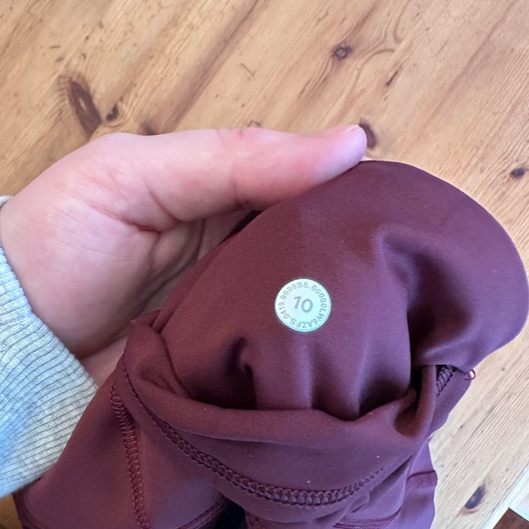 Burgundy lululemon cropped leggings - Picture 6 of 7